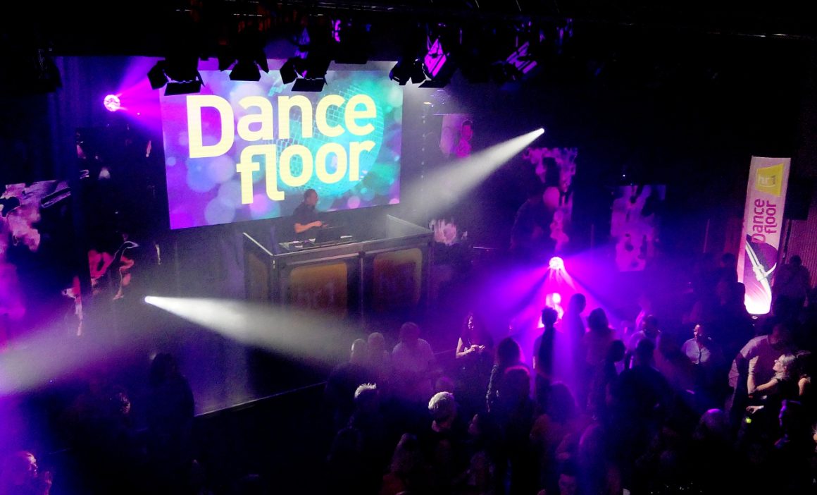 Besucher feiern Dancefloor-Party