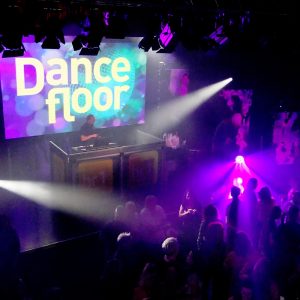 Besucher feiern Dancefloor-Party