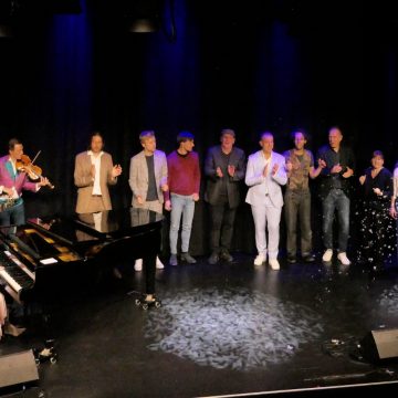 Wenn plötzlich 16 Künstler „happy birthday“ singen