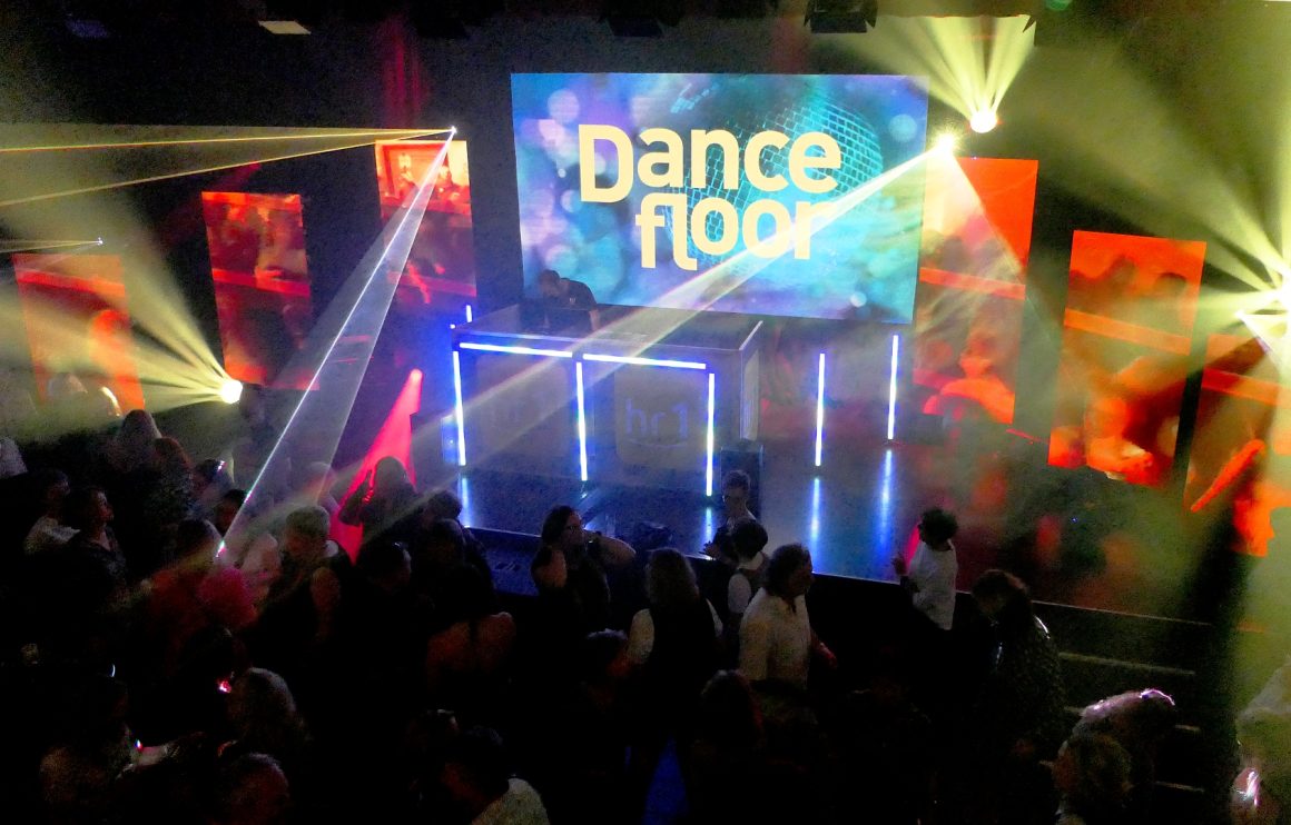 Besucher feiern Dancefloor-Party