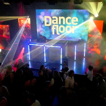 Besucher feiern Dancefloor-Party