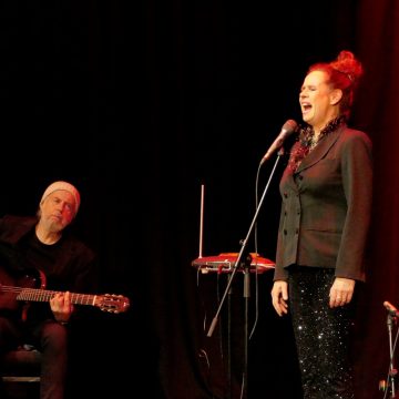 Frau Tausendschön eiert herum