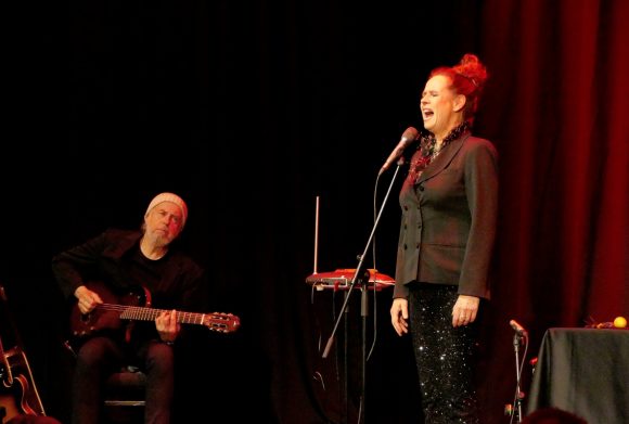 Frau Tausendschön eiert herum