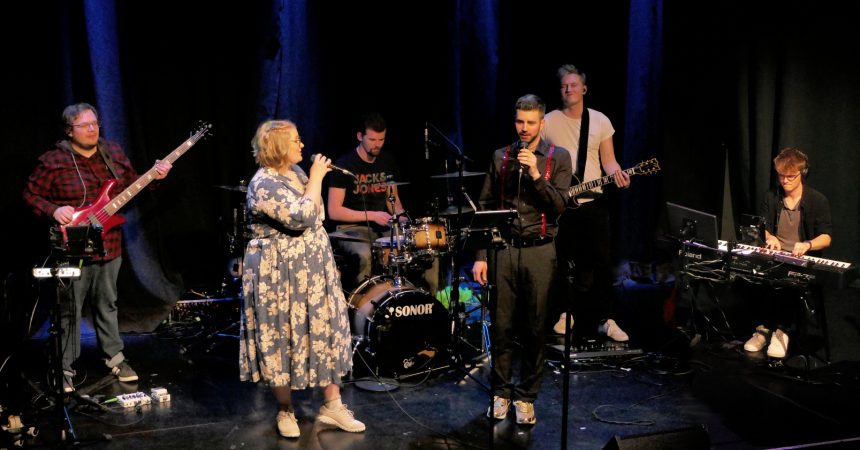 Lisa, Nico & Band spielen